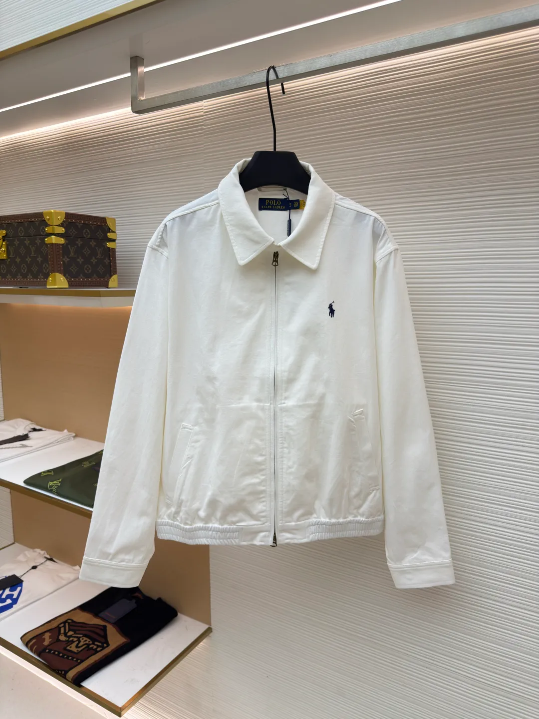 Ralph Lauren embroidered zipper jacket ●Original version: Purchased and developed by 4161 ●Item No.: 1680773-B10 ●Fabric: Clouded white twill cotton fabric ●Technology: Embroidery production ●Version: Fitted version ●Weight: about 570 grams ●Size: S-M-L-XL ●Description: Customized clouded white twill cotton, soft and silky, comfortable and close to the skin, dressed in pure white, exuding an innate elegance The exquisite indigo pony logo is embellished throughout. It is highly recognizable and carries an atmosphere of freedom and vitality. It is a symphony of pure and smart colors. It reconstructs the classics with neat styles and defines modern relaxation with versatile genes. Imported machine embroidery technology is used. Advanced computer control systems and precision mechanical components are used to achieve the iconic pony embroidery operation. High precision. The lines are smooth and delicate. The template machine opens the bag. The preset template guides the position, shape and size of the bag opening. The accuracy ensures the quality of the bag opening effect. The hem is made at one time using a three-needle waist-drawing machine. The elastic band and the fabric are sewn together in the same process using the machine's special needle position and feeding mechanism. The three-needle design is stronger and can evenly distribute pressure. Make sure that the elastic band and the fabric fit tightly, and the fabric has been washed carefully to have a better hand feel, not easy to deform, not easy to shrink, not easy to fade, and maintain long-term beauty. The overall wiring is straight and delicate, the fabric is comfortable and soft, and the color is consistent without color difference. It can be matched with the same style to create a fashionable look and control various occasions. Customized accessories, complete with three standards, same style for men and women!